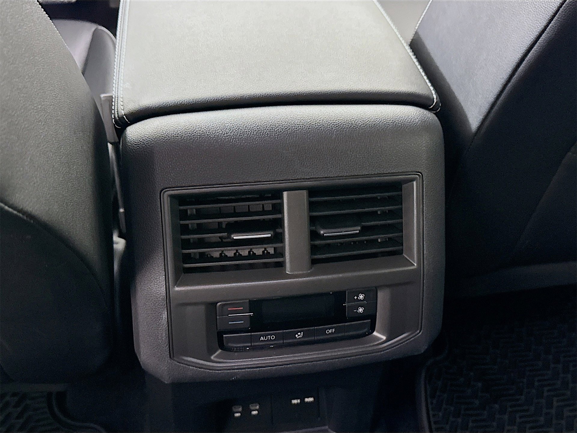 Used 2023 Volkswagen Atlas SE image 25