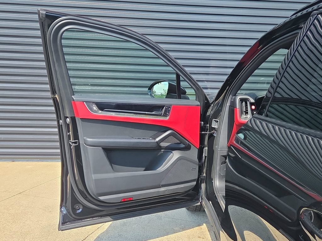 Certified 2025 Porsche Cayenne E-Hybrid AWD/4WD image 6