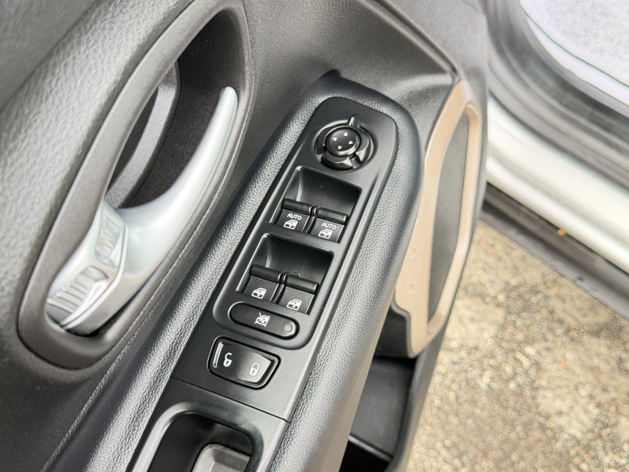 Used 2015 Jeep Renegade Limited AWD/4WD image 17