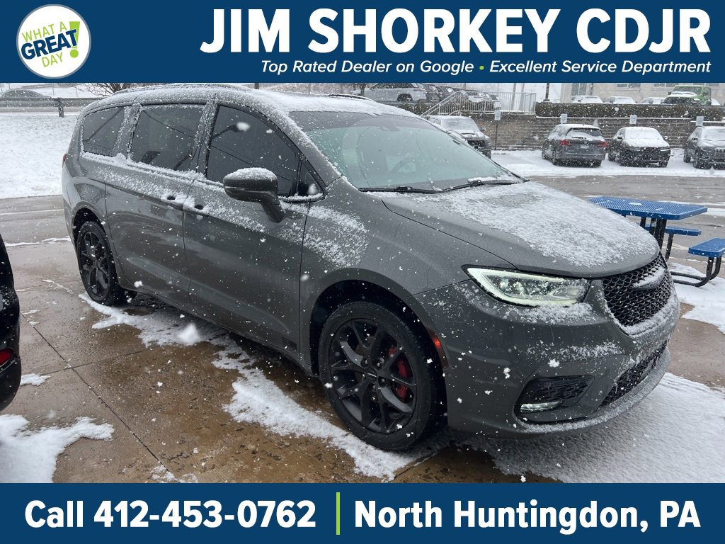 Used 2022 Chrysler Pacifica Touring-L w/ Uconnect Theater Family Group image 1