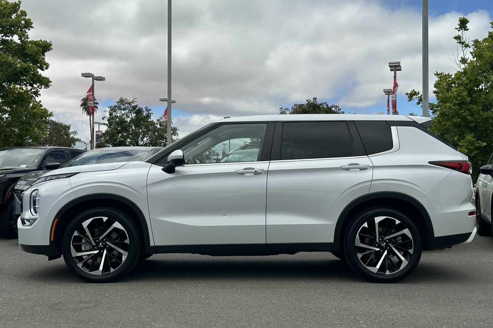 Used 2024 Mitsubishi Outlander AWD image 7