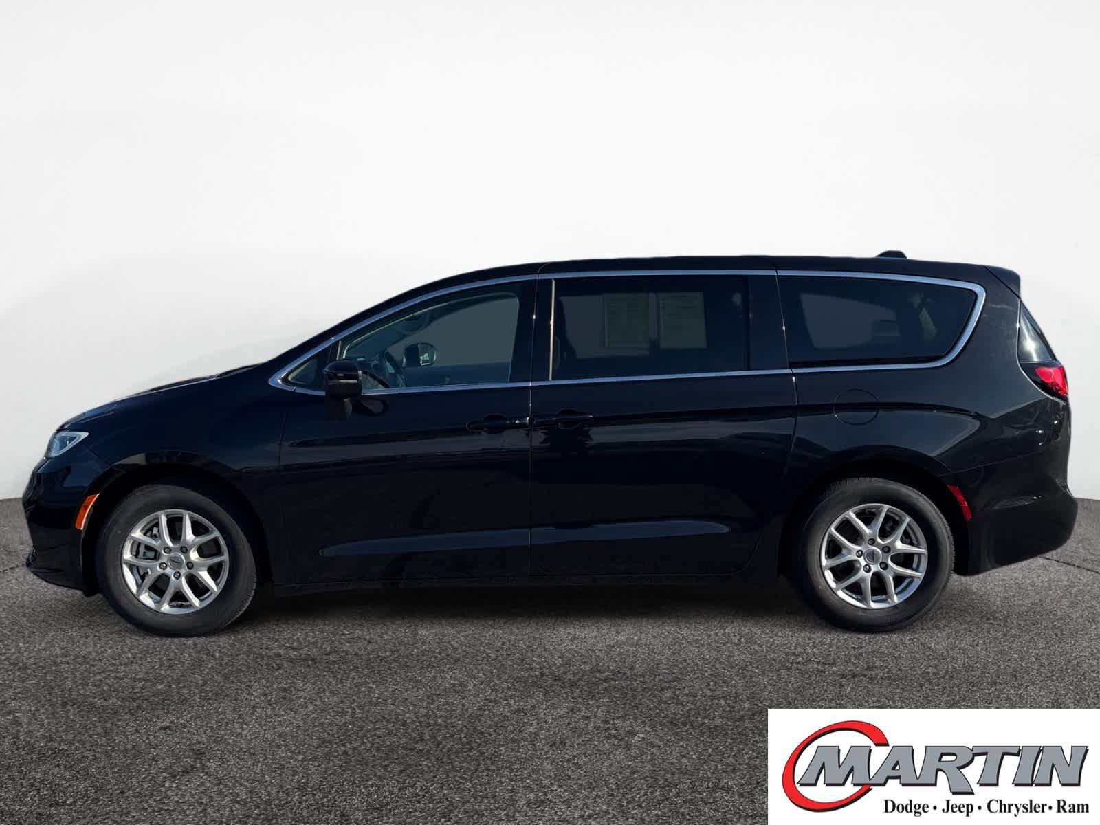 Used 2023 Chrysler Pacifica Touring-L FWD image 8