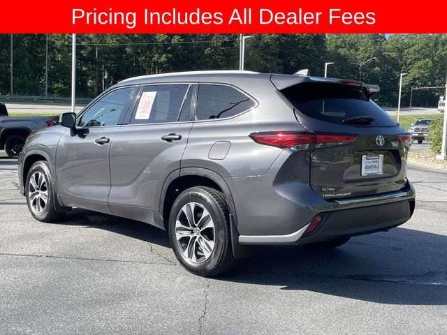 Used 2022 Toyota Highlander XLE AWD/4WD image 3