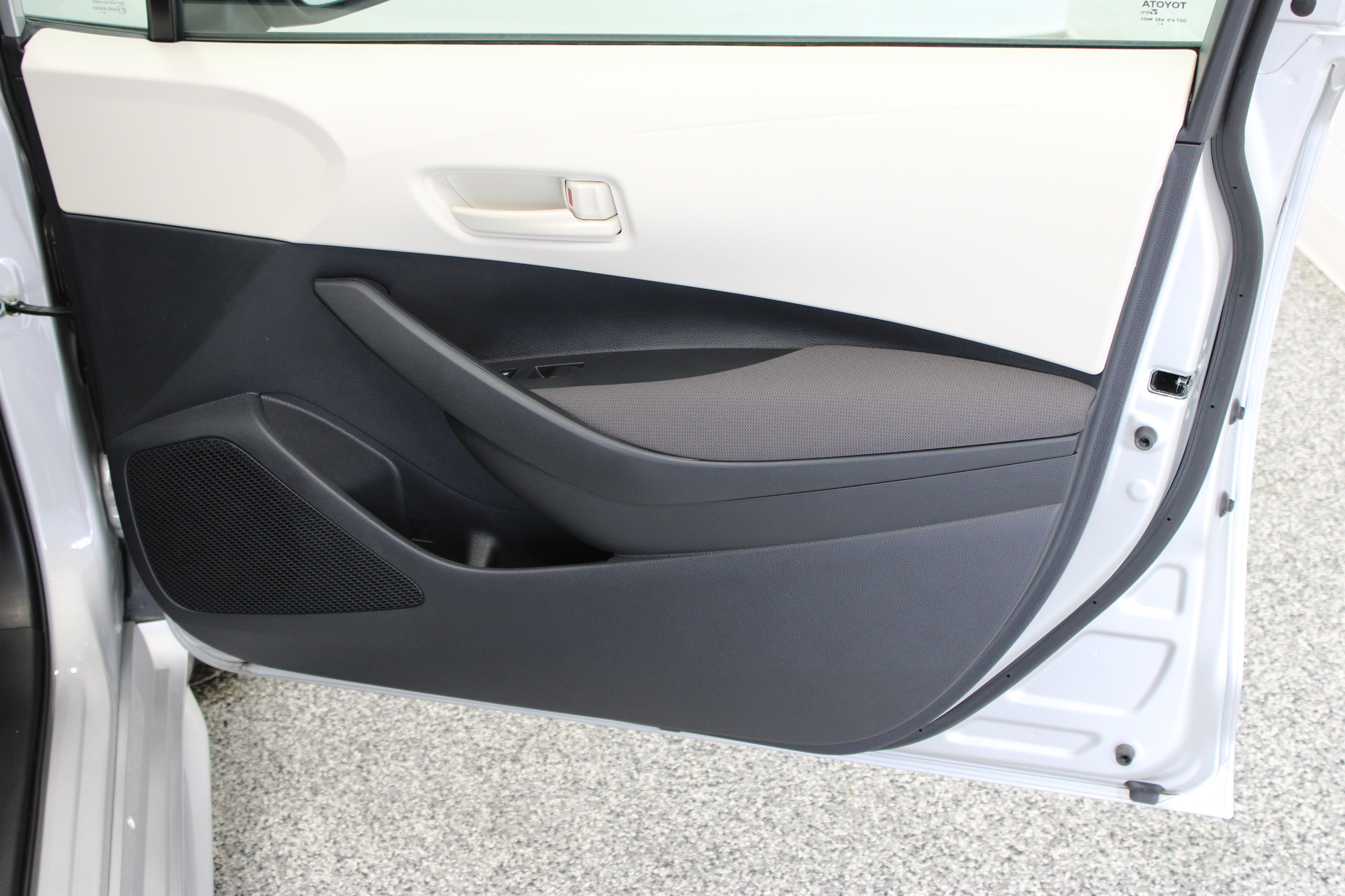 Used 2025 Toyota Corolla LE FWD image 30