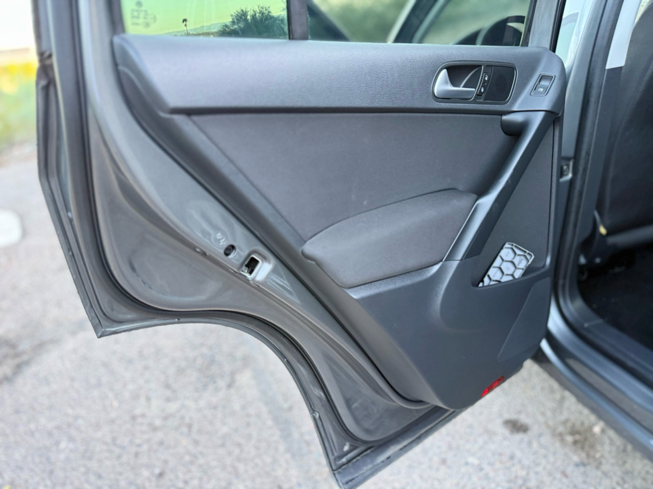 Used 2017 Volkswagen Tiguan Limited w/ Premium Package image 34