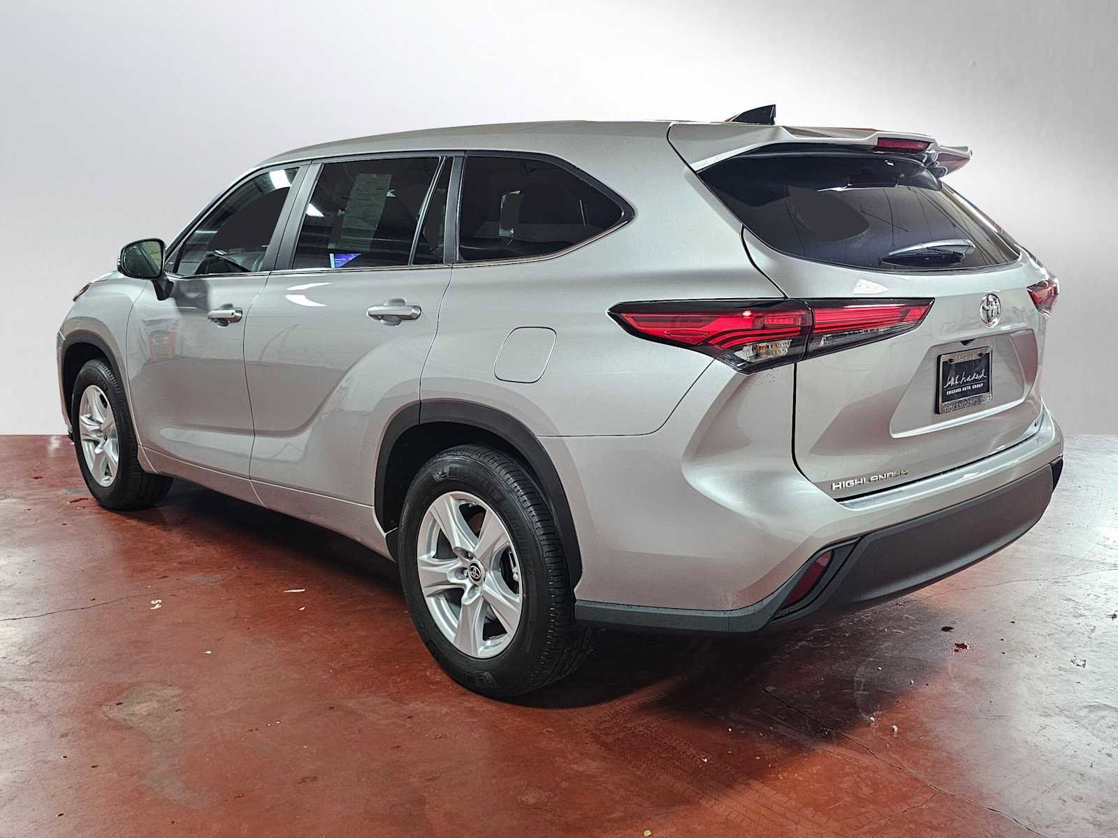 Used 2023 Toyota Highlander LE image 5