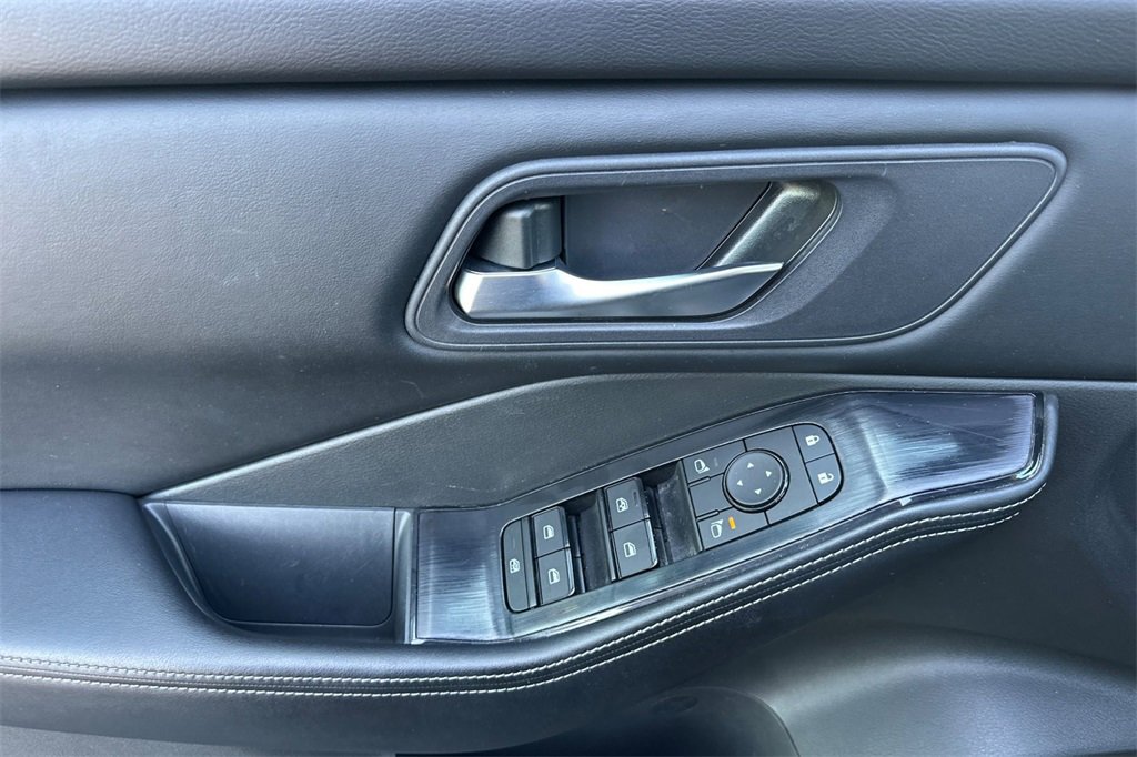 Used 2024 Nissan Rogue SV image 13