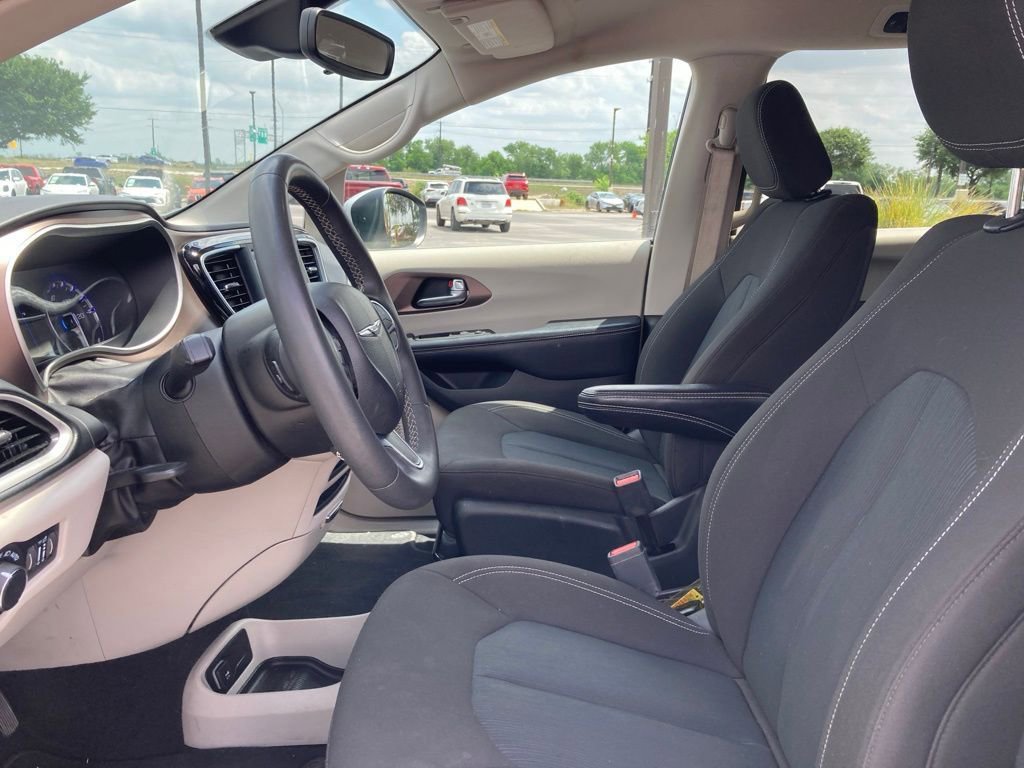 Used 2023 Chrysler Voyager LX image 10