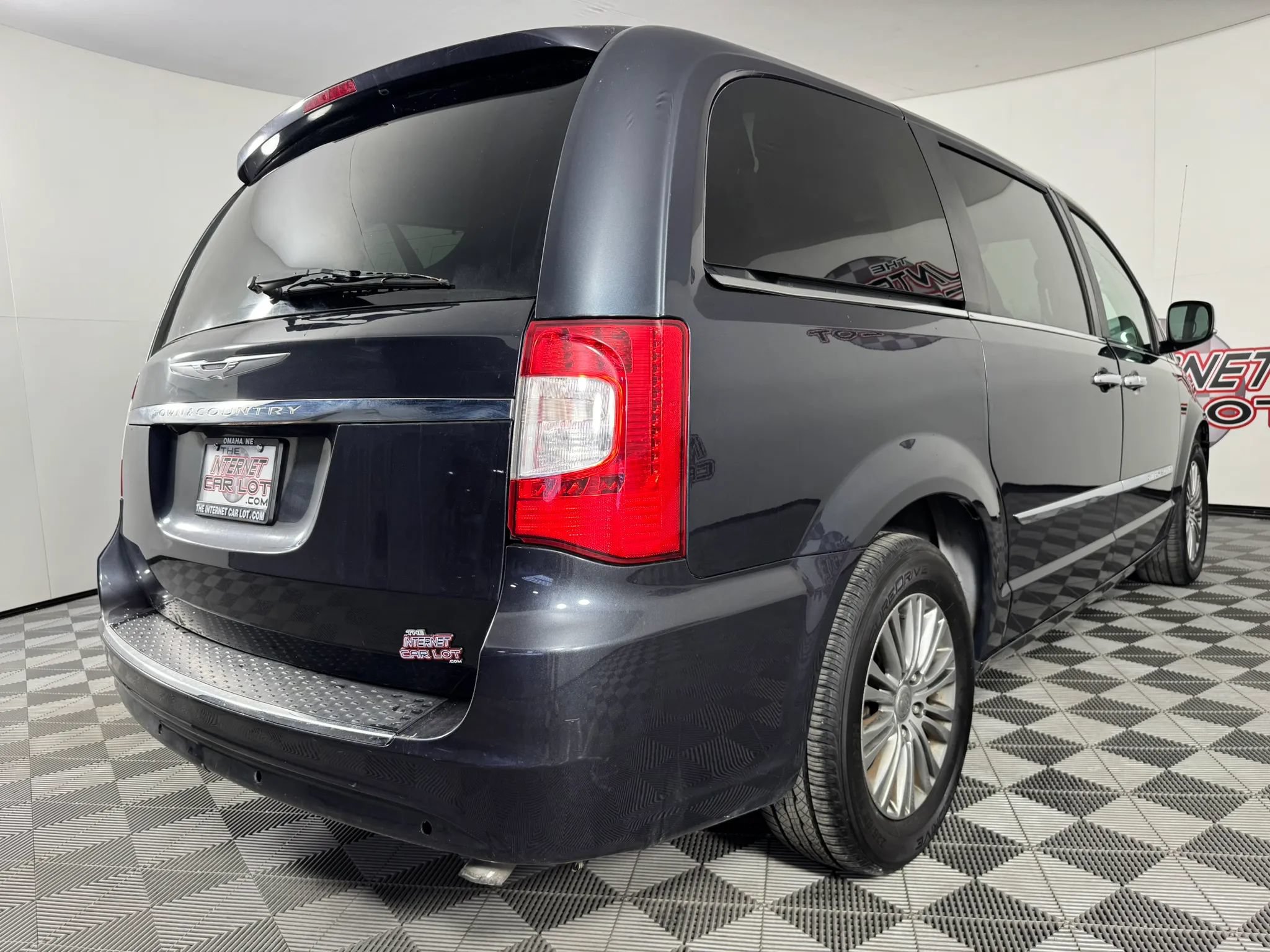 Used 2014 Chrysler Town & Country Touring-L w/ Driver Convenience Group FWD image 25