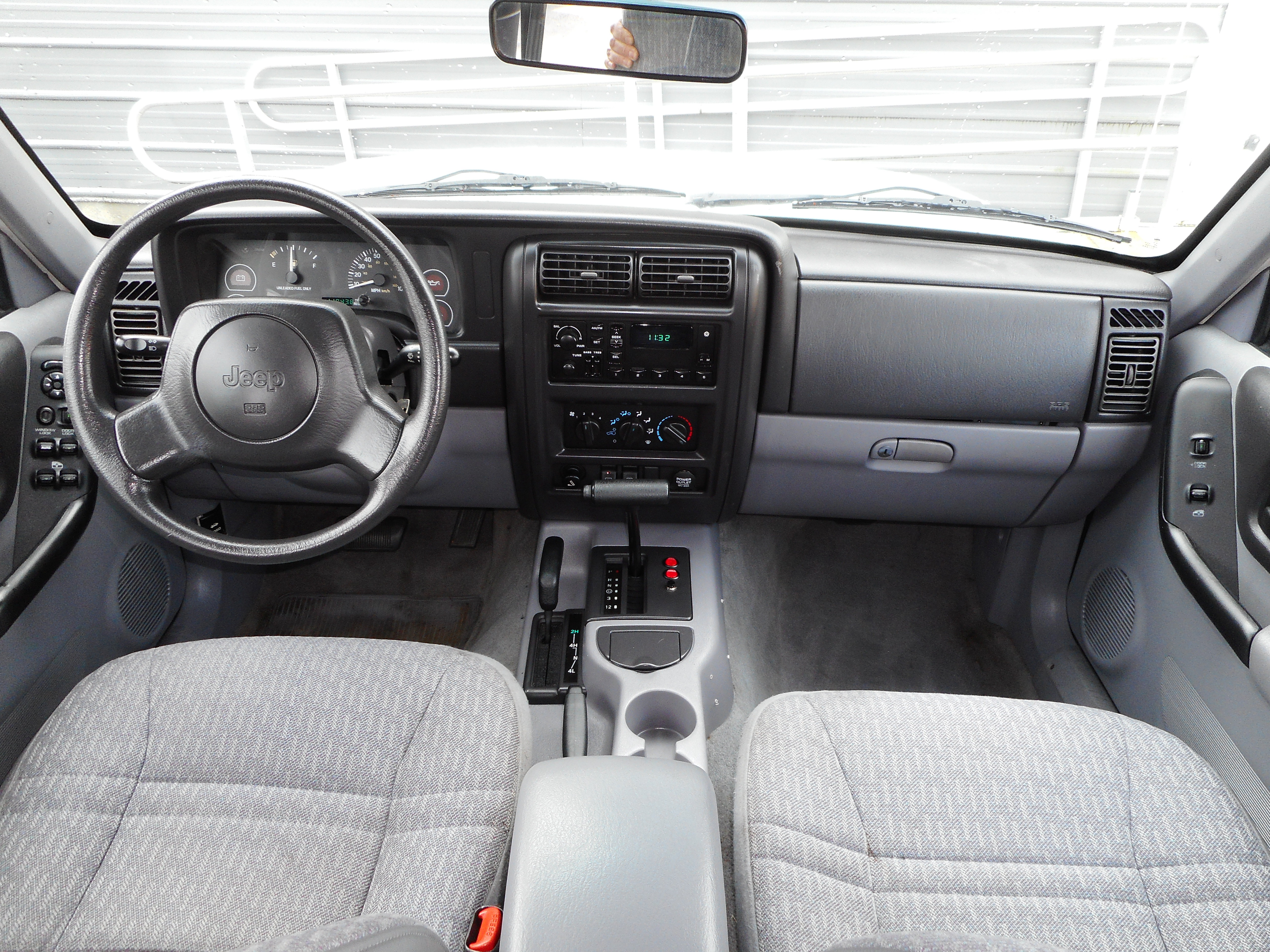 Used 1998 Jeep Cherokee SE image 19