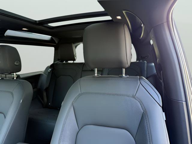 Certified 2025 Land Rover Defender 90 X-Dynamic SE image 21