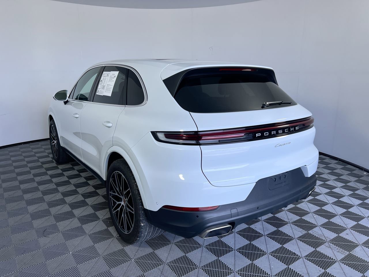 Used 2025 Porsche Cayenne AWD/4WD image 5