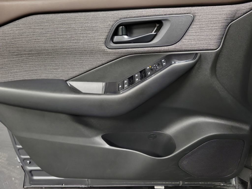 Used 2023 Nissan Rogue S image 22