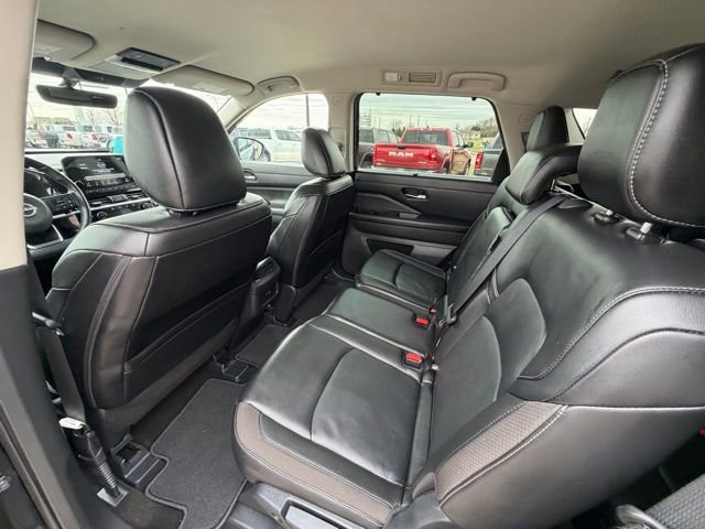 Used 2024 Nissan Pathfinder SL AWD/4WD image 14