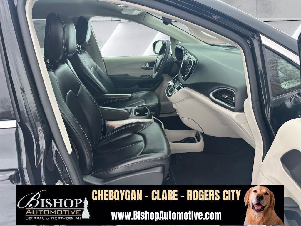 Used 2023 Chrysler Pacifica Touring-L image 25
