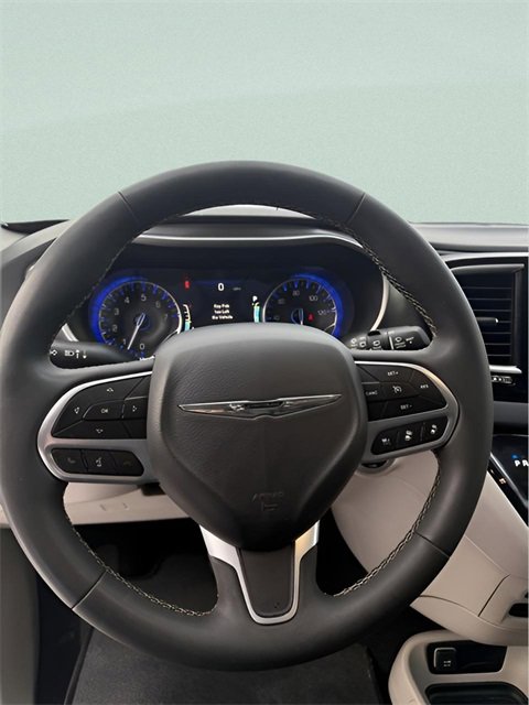 Used 2024 Chrysler Pacifica Touring-L image 13