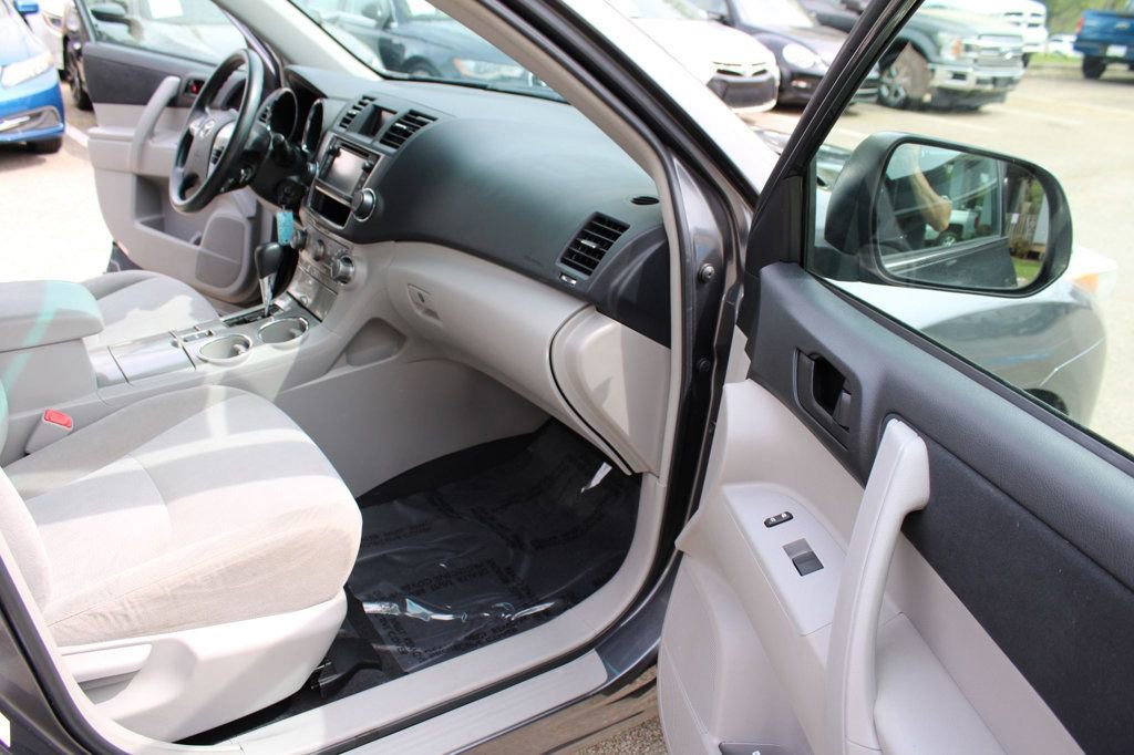 Used 2013 Toyota Highlander Plus w/ Cold Weather Pkg image 23