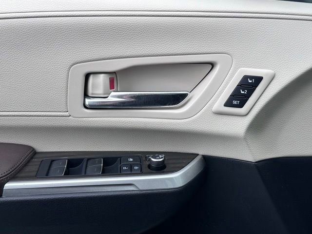 Used 2021 Toyota Sienna Platinum AWD/4WD image 31
