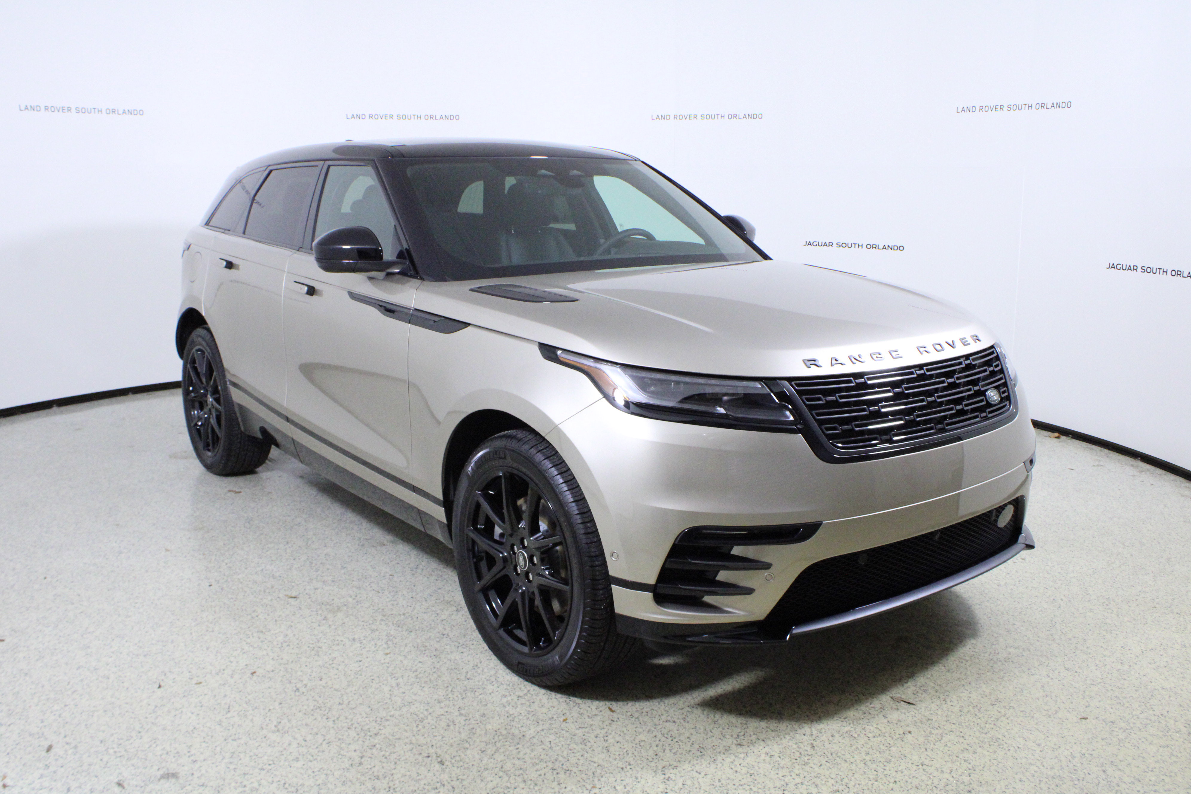 New 2026 Land Rover Range Rover Velar Dynamic SE AWD/4WD image 3