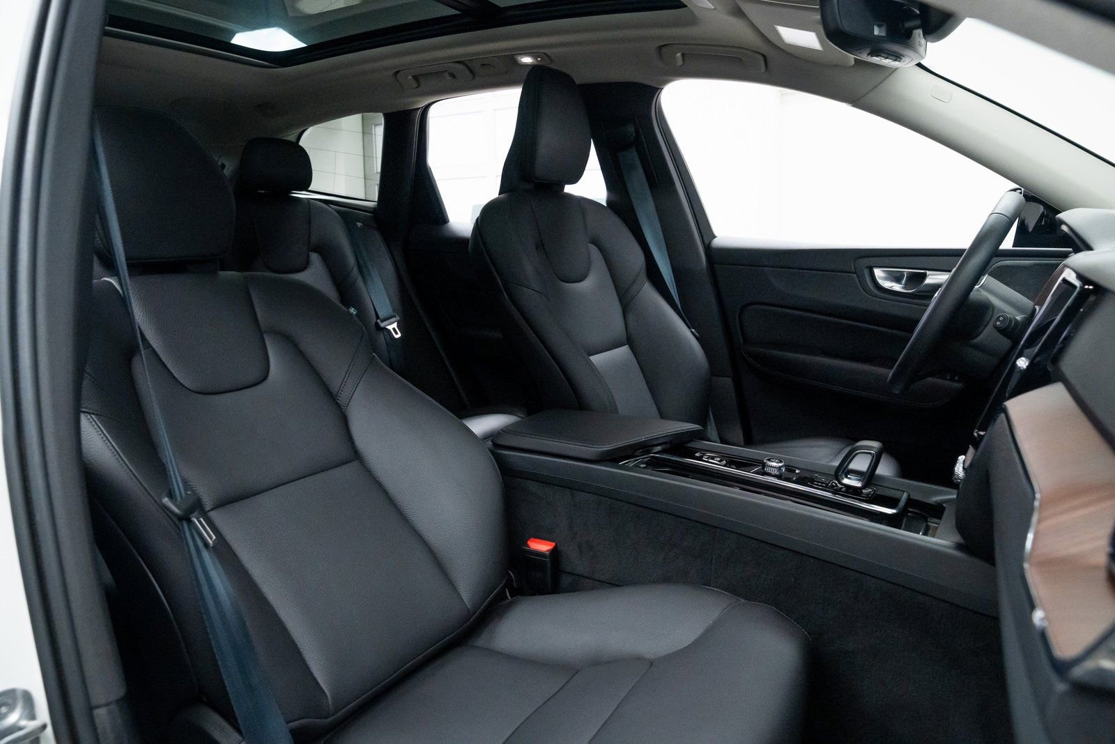 Used 2024 Volvo XC60 T8 Plus image 25