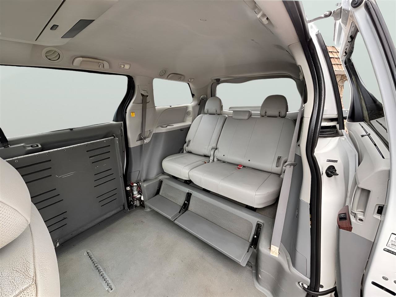 Used 2011 Toyota Sienna XLE w/ Premium Pkg FWD image 15