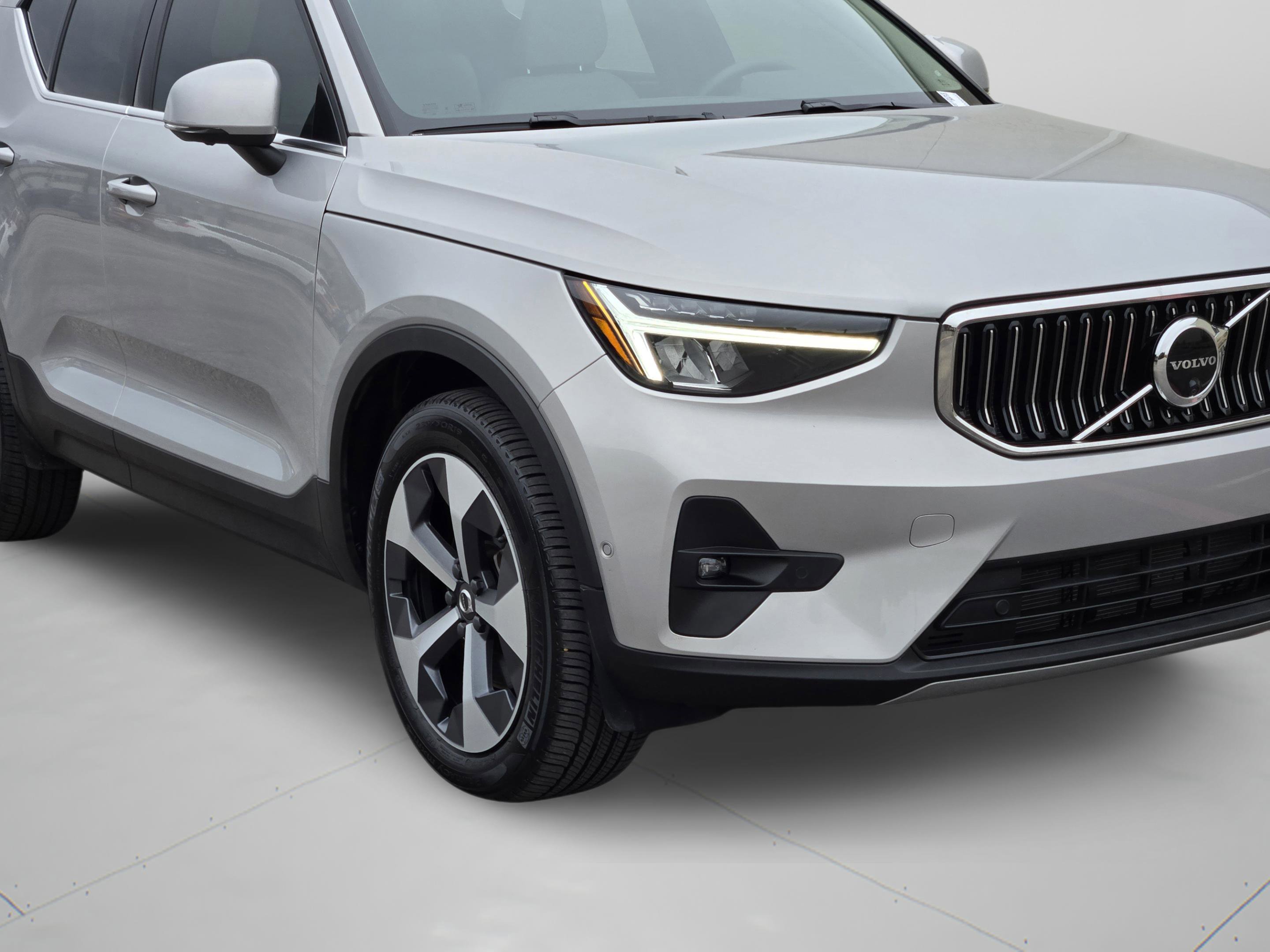 Used 2023 Volvo XC40 B5 Plus w/ Protection Package Premier AWD/4WD image 32