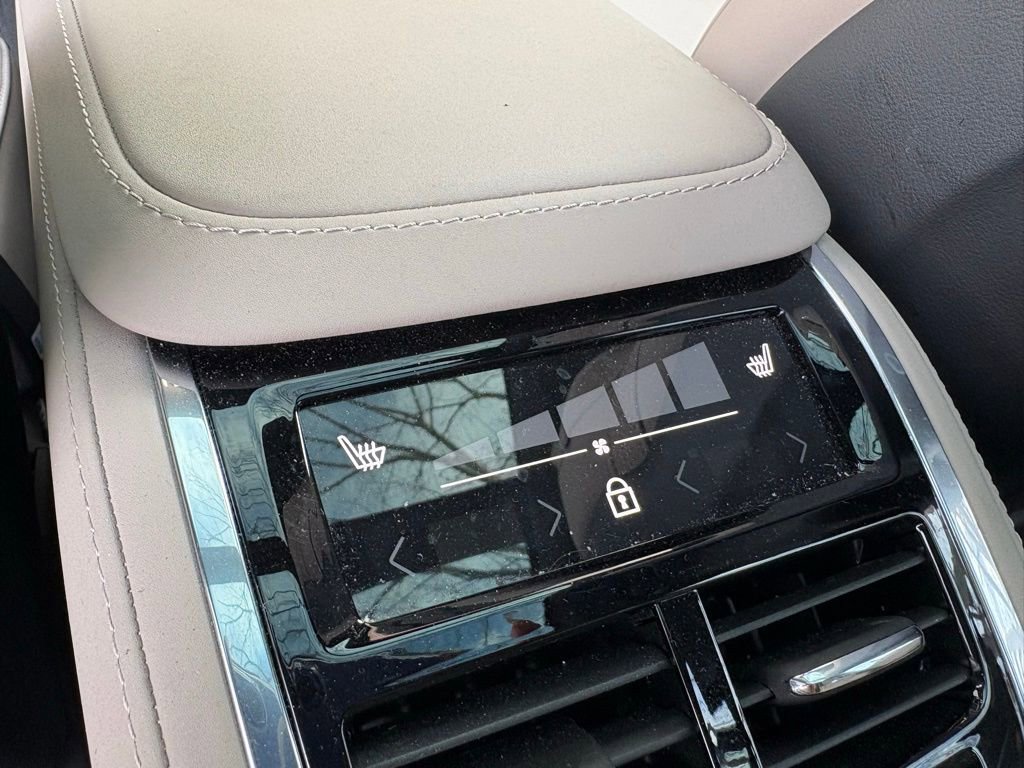 Used 2025 Volvo XC90 B6 Plus image 45