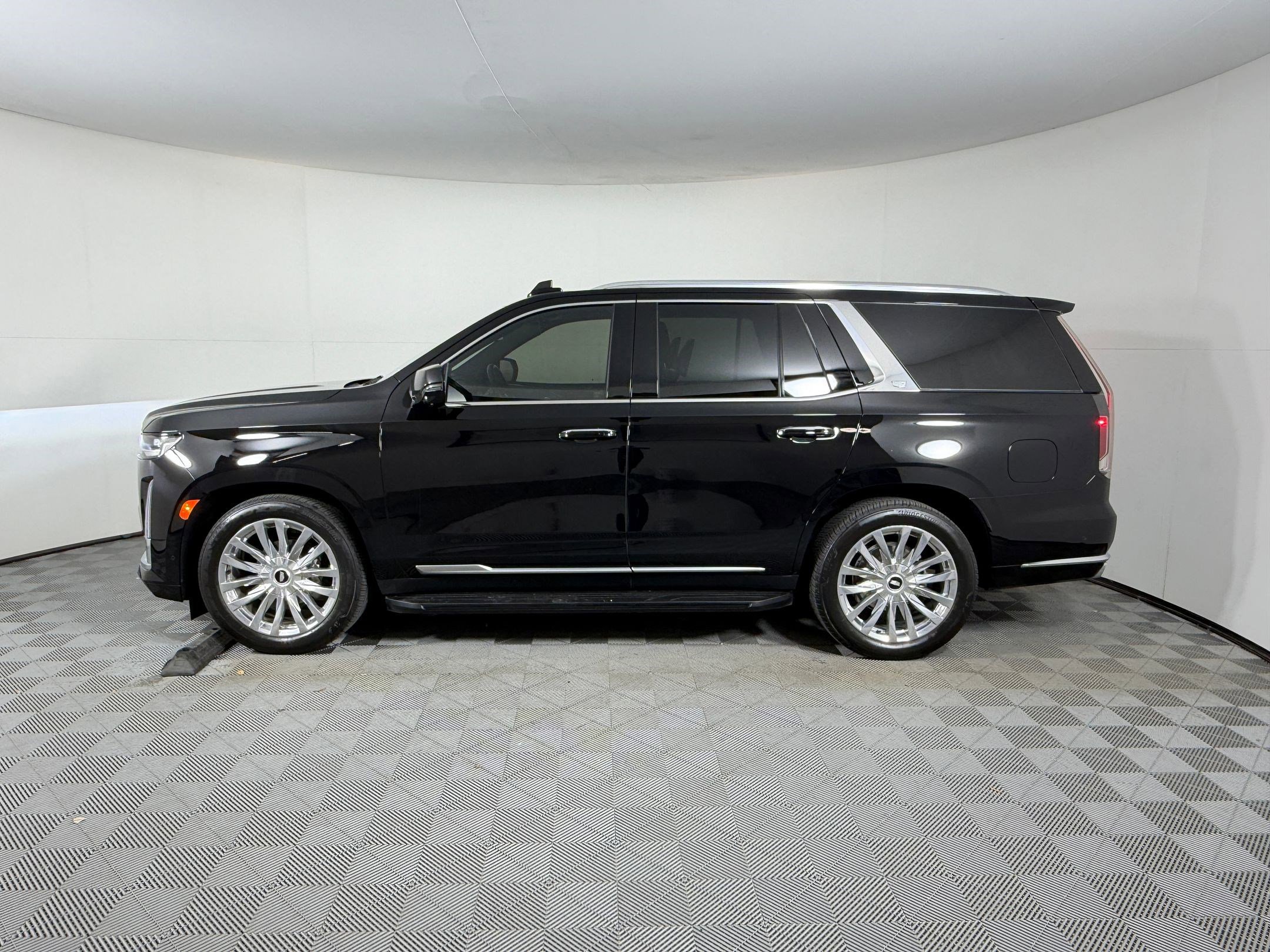 Used 2024 Cadillac Escalade Premium Luxury w/ Performance Package image 2