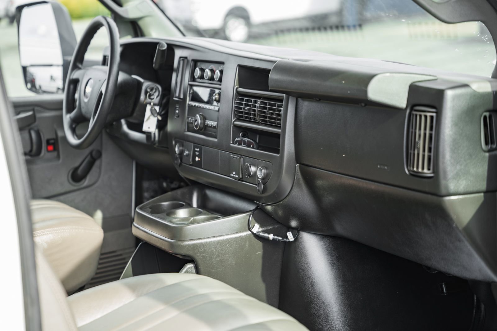 Used 2018 Chevrolet Express 3500 w/ Driver Convenience Package image 23