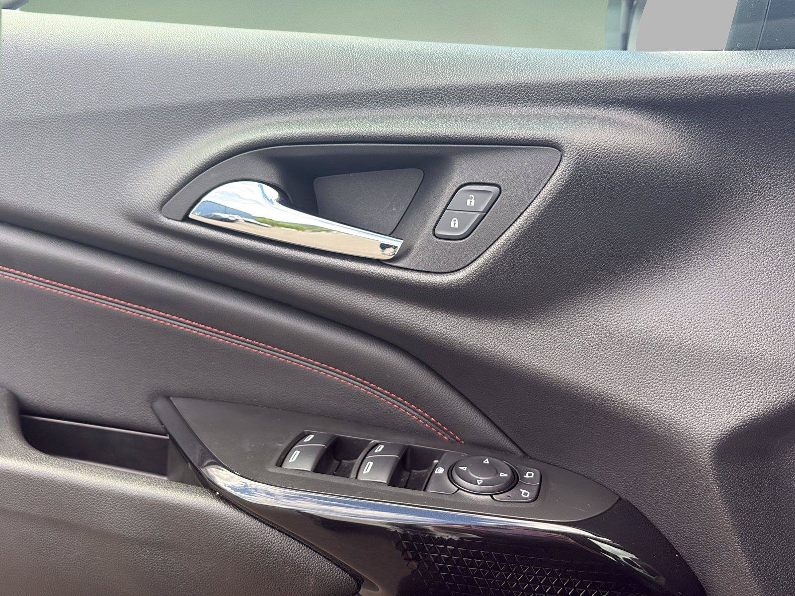 Used 2025 Chevrolet Trax RS FWD image 28