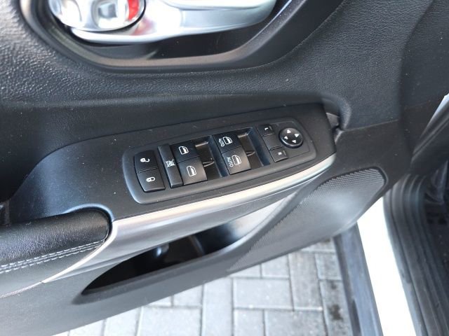 Used 2019 Jeep Cherokee Latitude Plus w/ Comfort/Convenience Group image 20