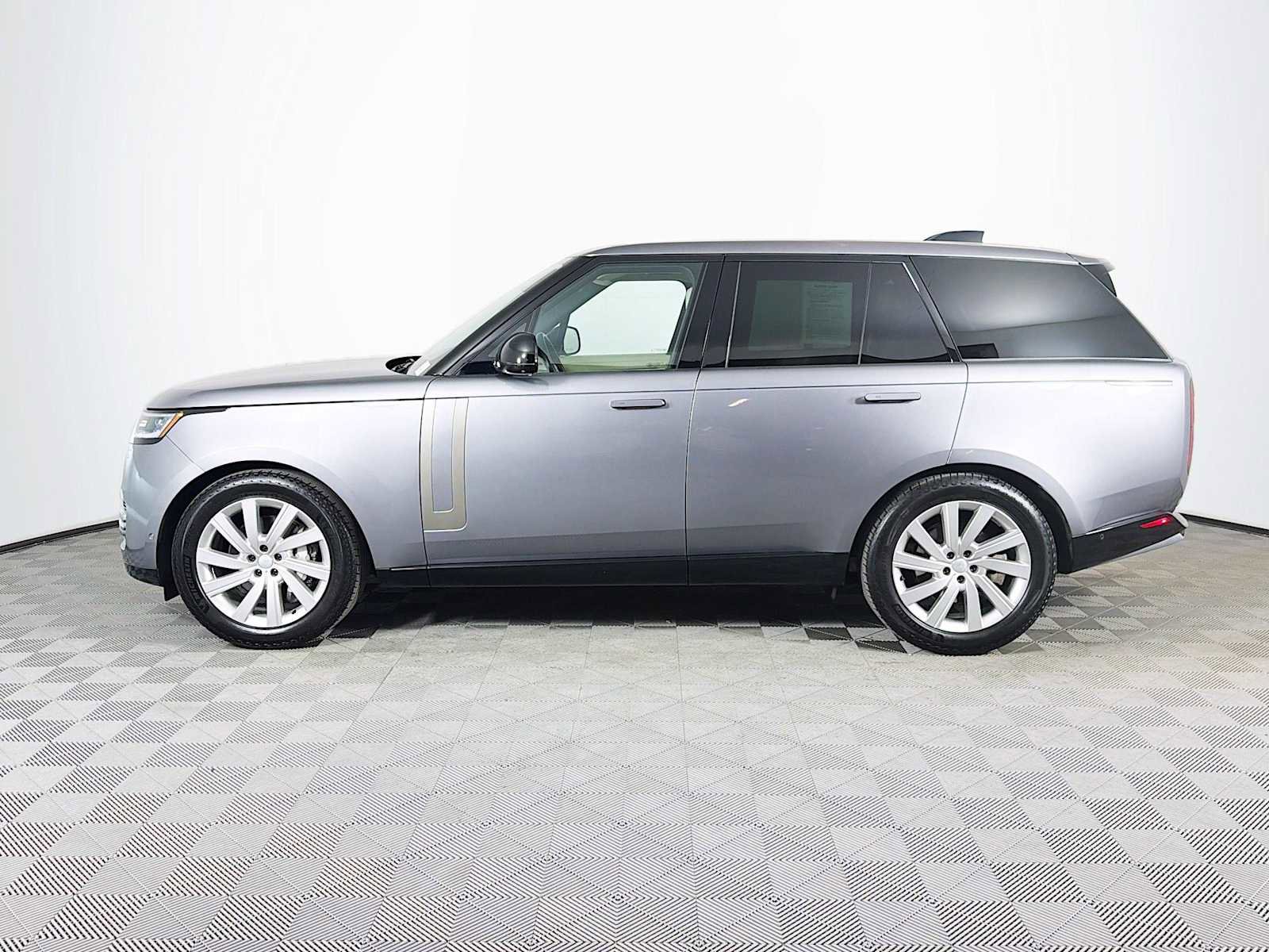 Used 2024 Land Rover Range Rover SE AWD/4WD image 8