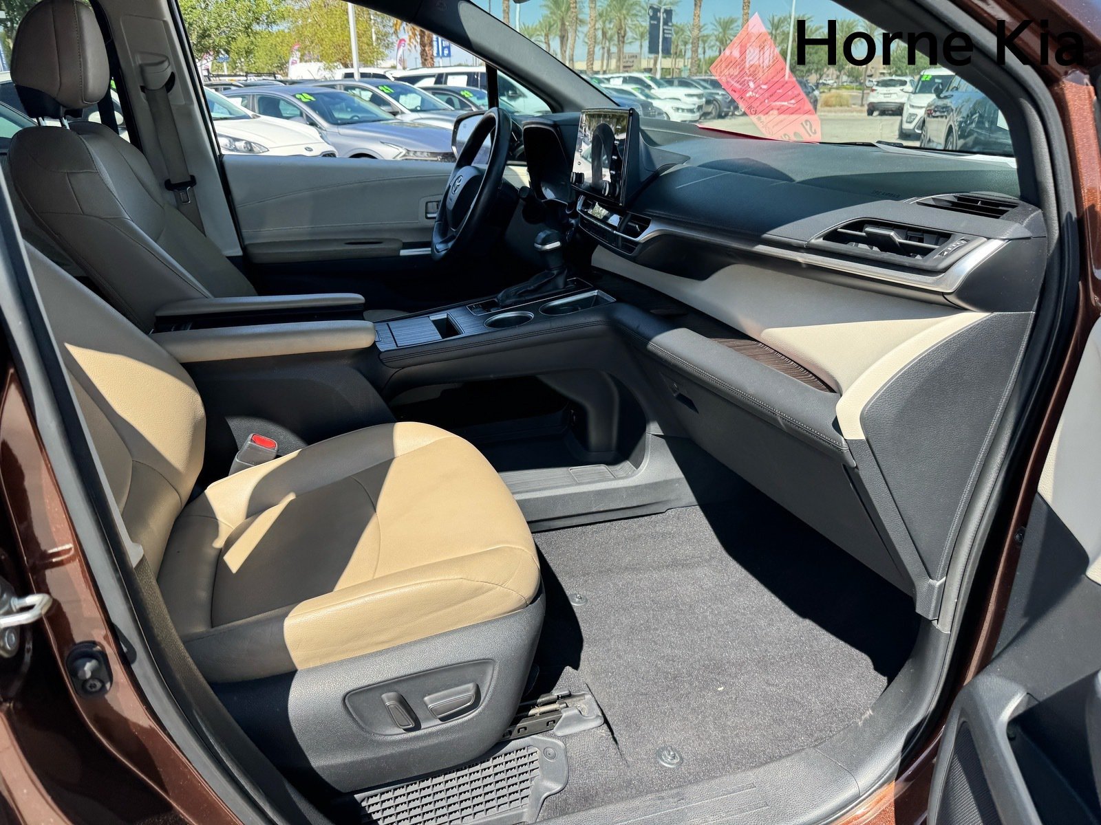 Used 2021 Toyota Sienna XLE FWD image 27
