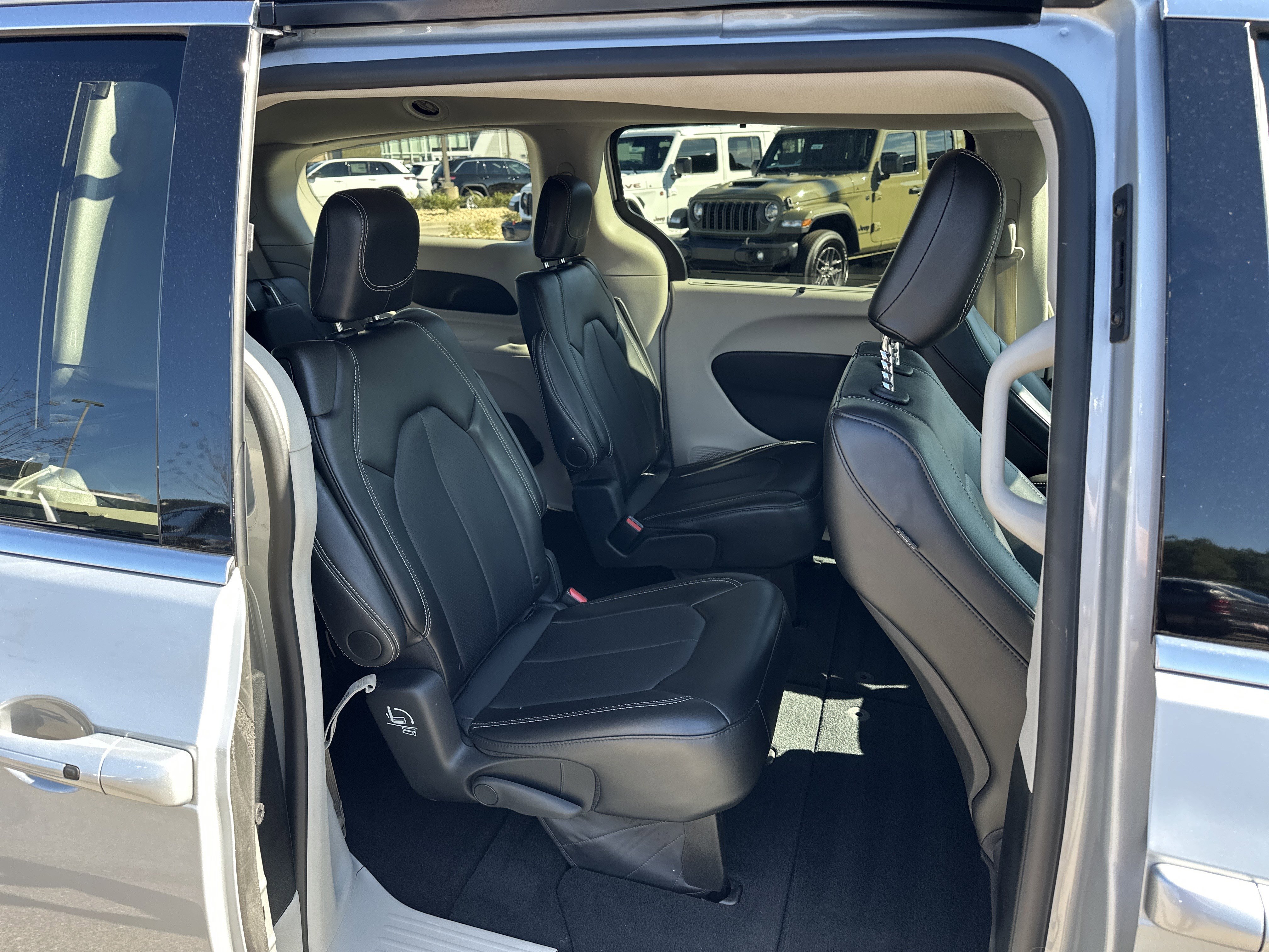 Used 2024 Chrysler Pacifica Touring-L image 17