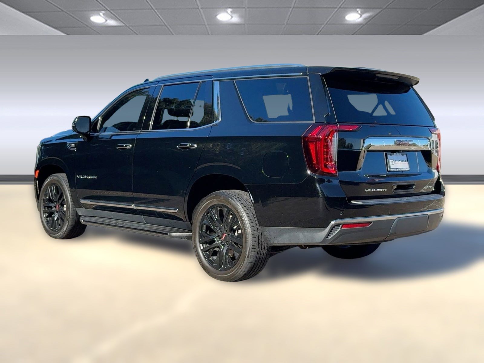 Used 2022 GMC Yukon SLT w/ SLT Premium Package image 3