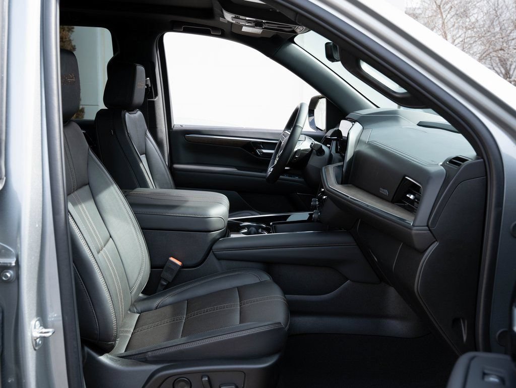 Used 2025 Chevrolet Tahoe High Country AWD/4WD image 24