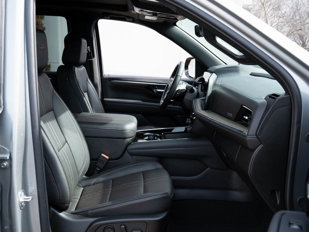 Used 2025 Chevrolet Tahoe High Country AWD/4WD image 24