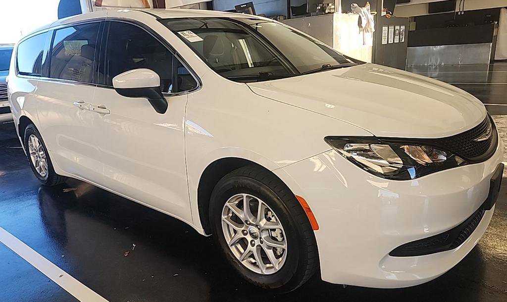 Used 2023 Chrysler Voyager LX image 2