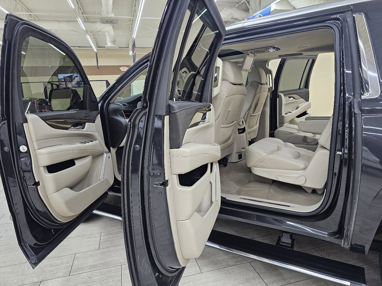 Used 2019 Cadillac Escalade ESV Premium Luxury w/ LPO, Radiant Package image 16