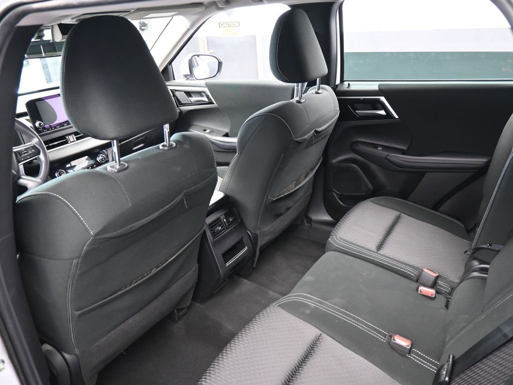 Used 2023 Mitsubishi Outlander ES image 35