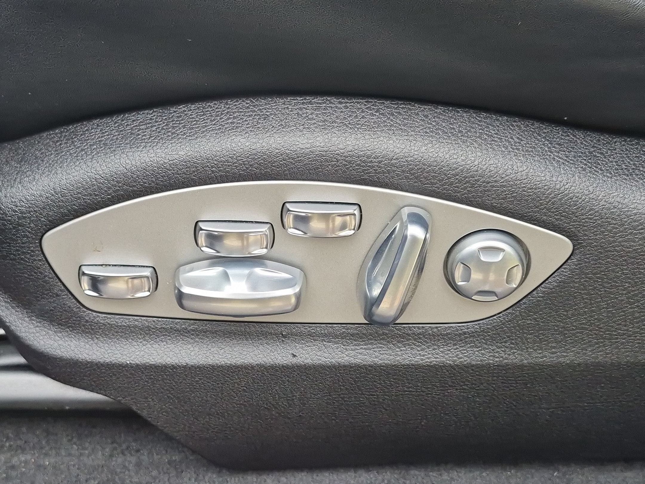Certified 2025 Porsche Macan Turbo AWD/4WD image 6