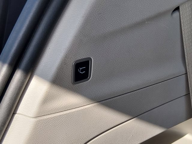Used 2023 Chrysler Voyager LX FWD image 16