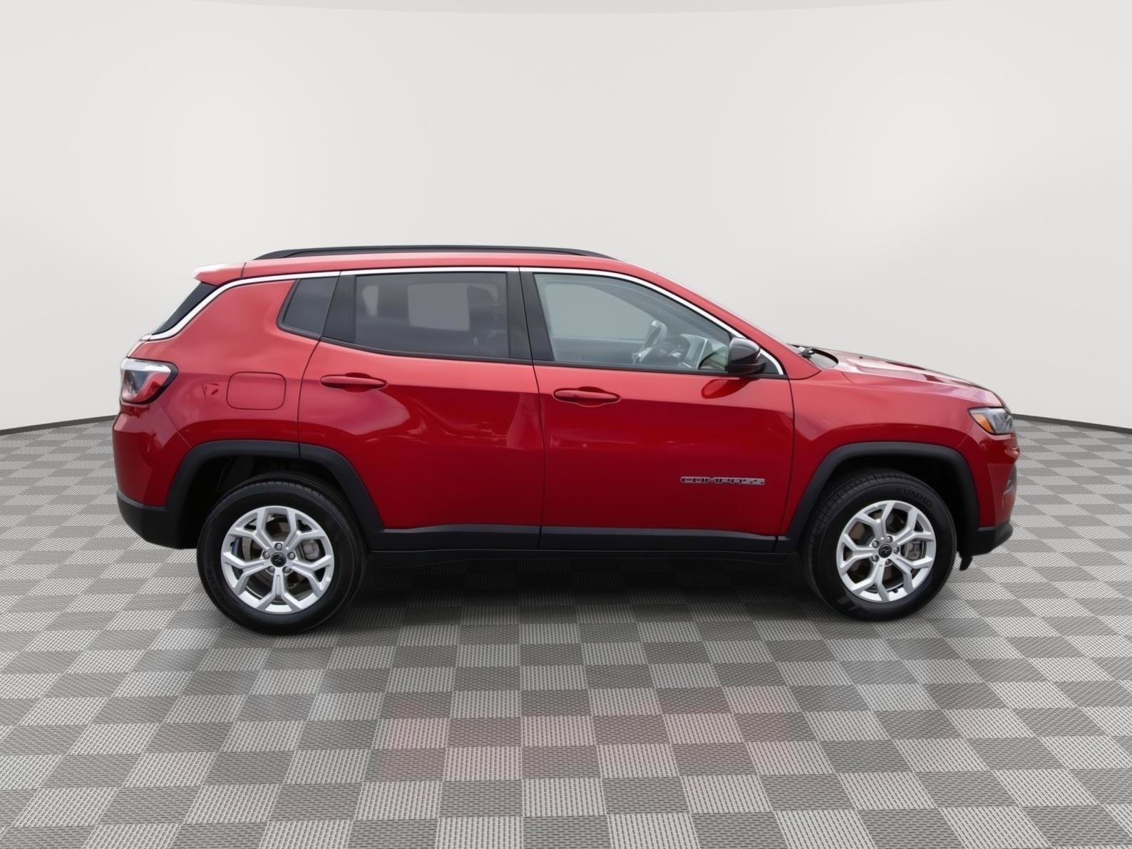 Used 2025 Jeep Compass Latitude AWD/4WD image 6