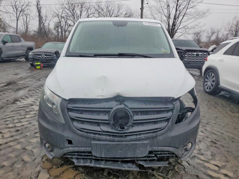 Used 2023 Mercedes-Benz Metris image 2