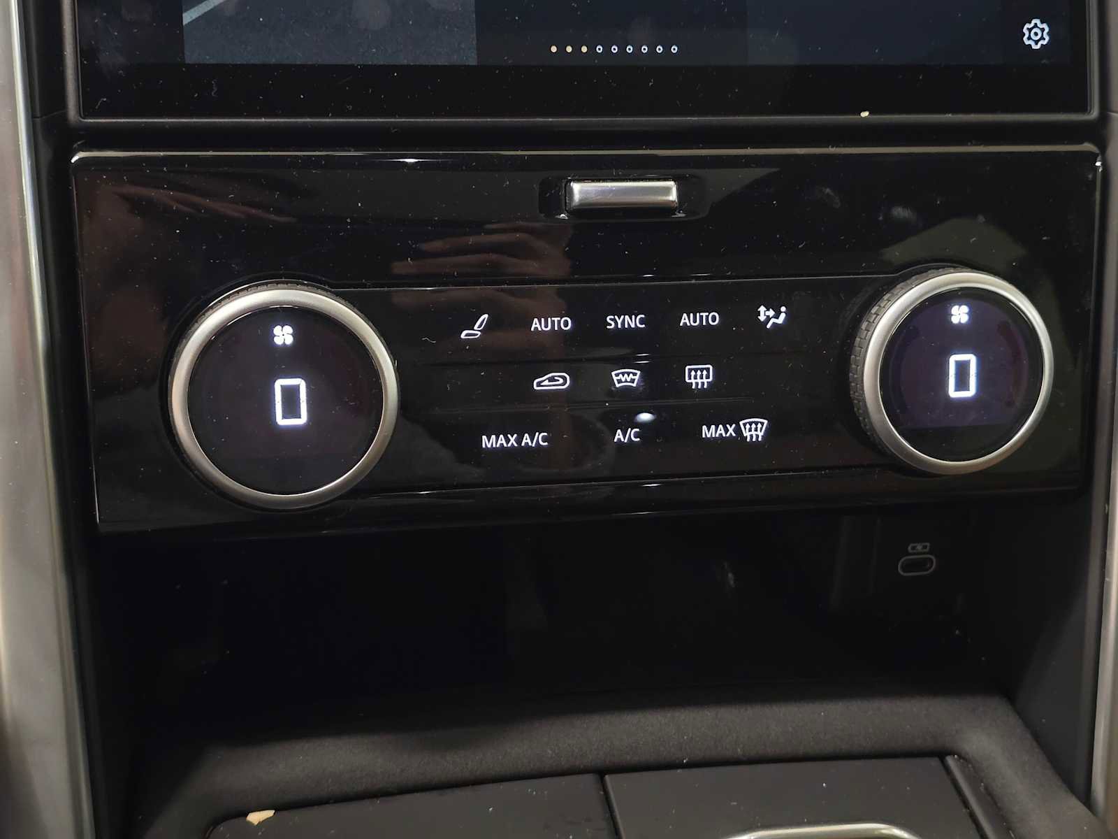 Used 2025 Land Rover Discovery Dynamic SE image 28