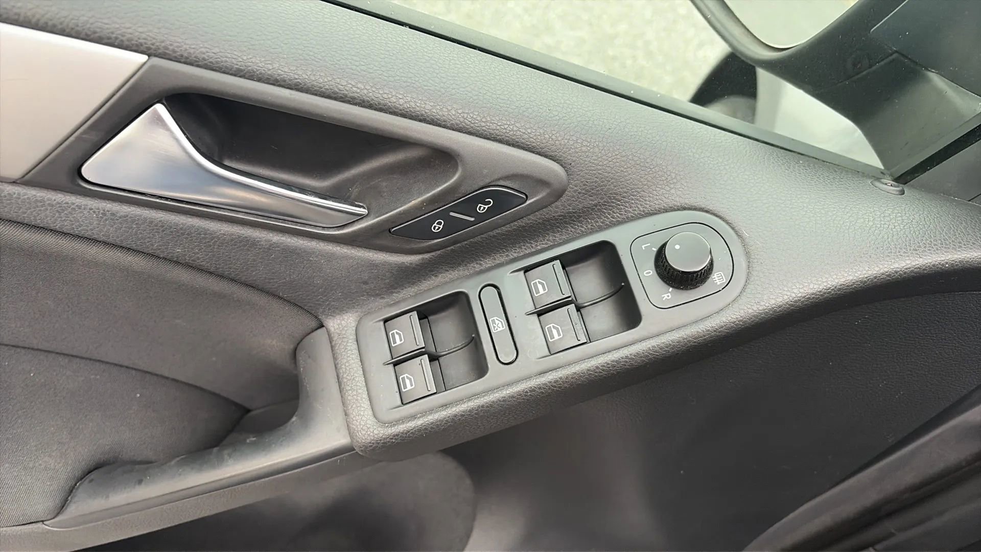 Used 2010 Volkswagen Golf 4-Door image 40