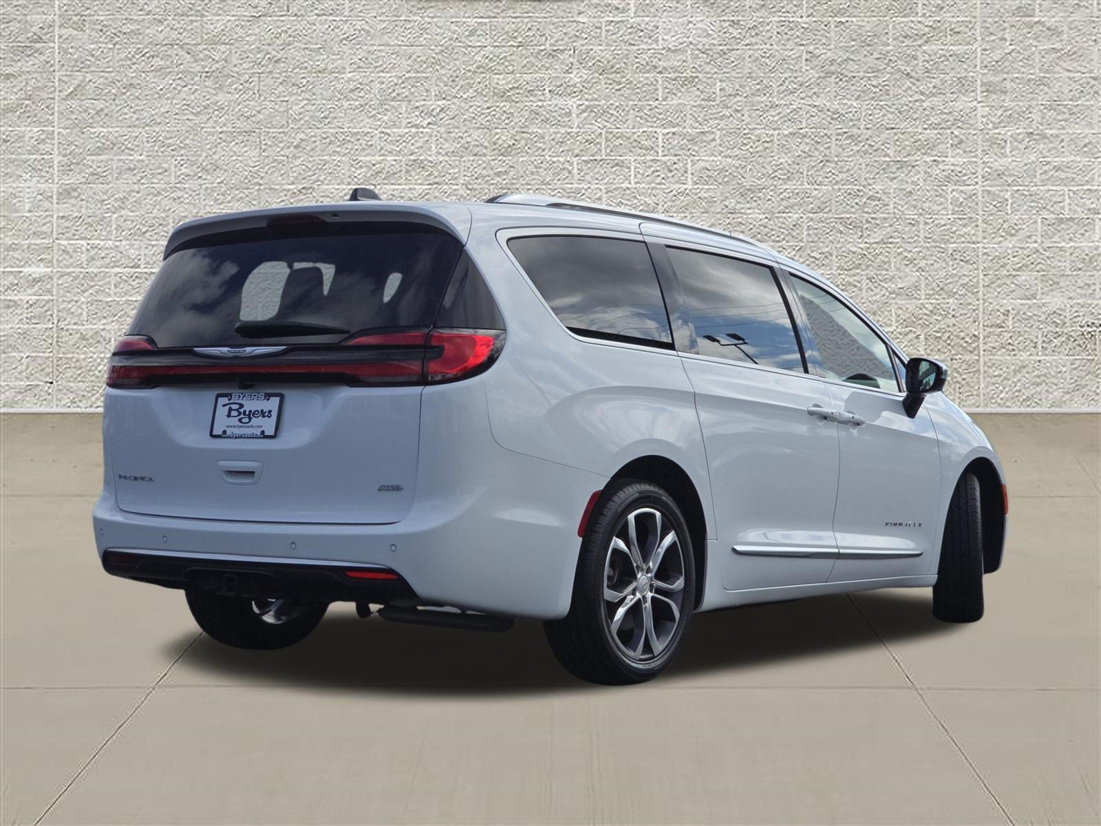 Used 2026 Chrysler Pacifica Pinnacle w/ Trailer Tow Group AWD/4WD image 7