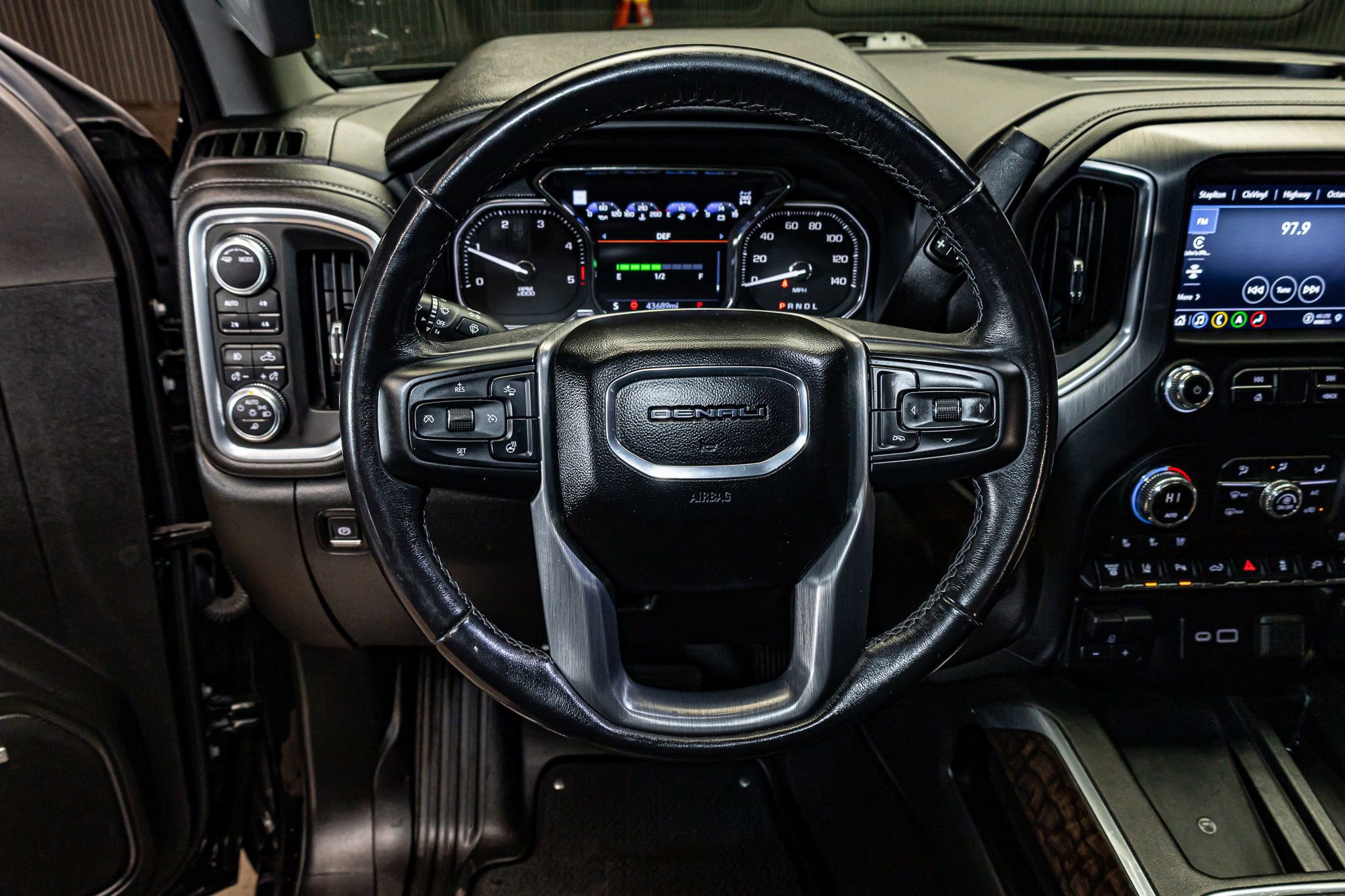 Used 2022 GMC Sierra 2500 Denali w/ Denali Black Diamond Edition image 13