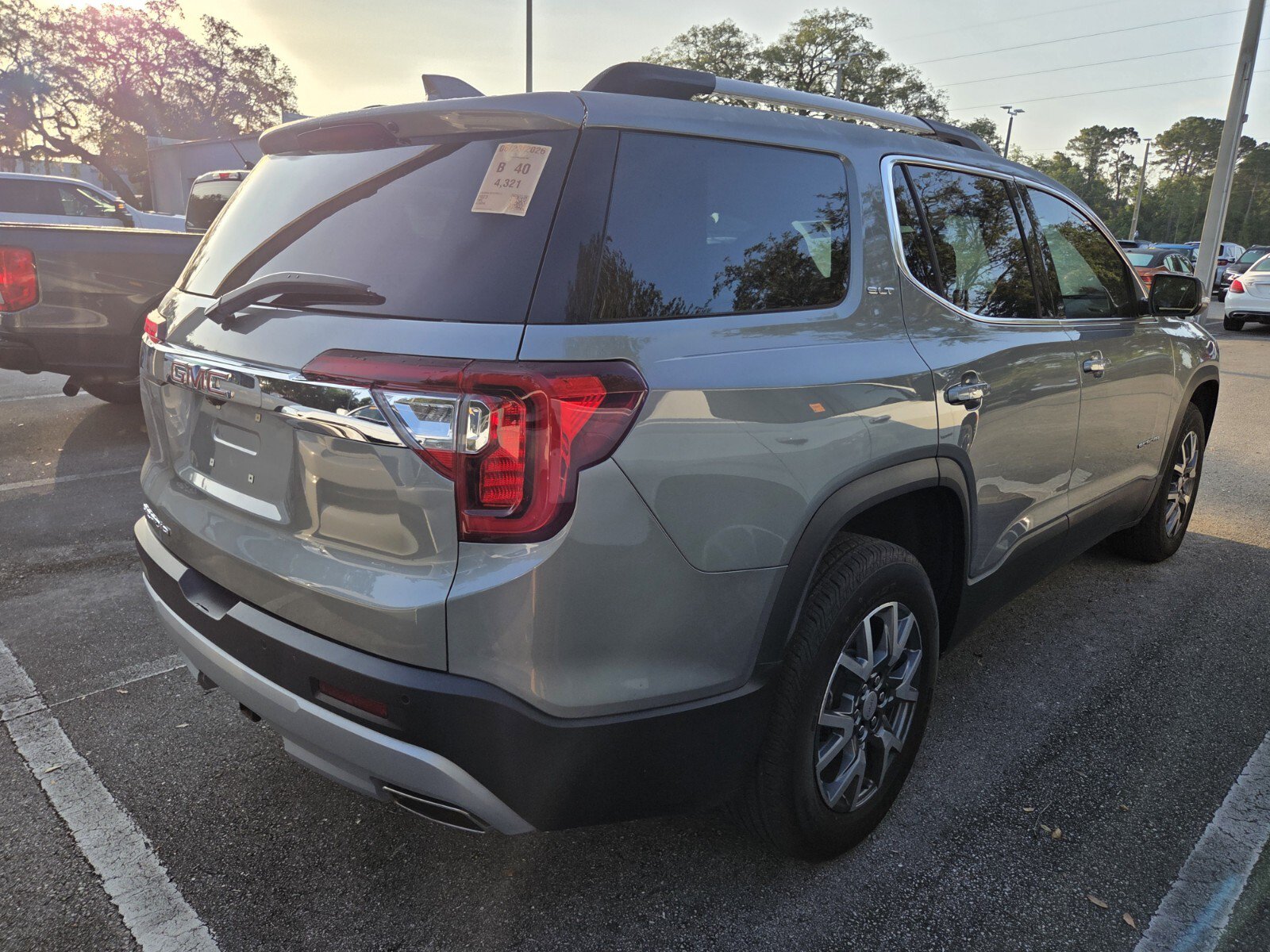 Used 2023 GMC Acadia SLT FWD image 3