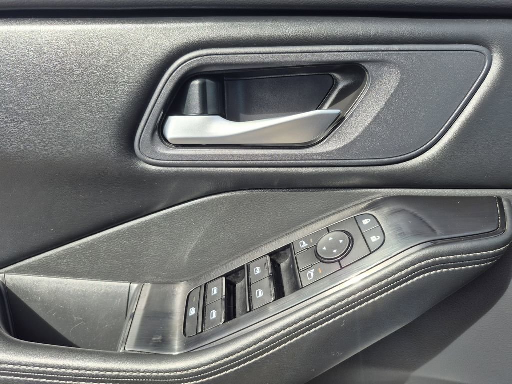 Used 2025 Nissan Rogue SV AWD/4WD image 8